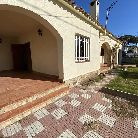 Villa Acogedora Casa Familiar Con Jardin Y Barbacoa Cerca De La Playa En - Hisp-7-41