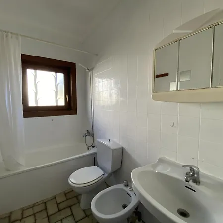 Villa Acogedora Casa Familiar Con Jardin Y Barbacoa Cerca De La Playa En - Hisp-7-41 *